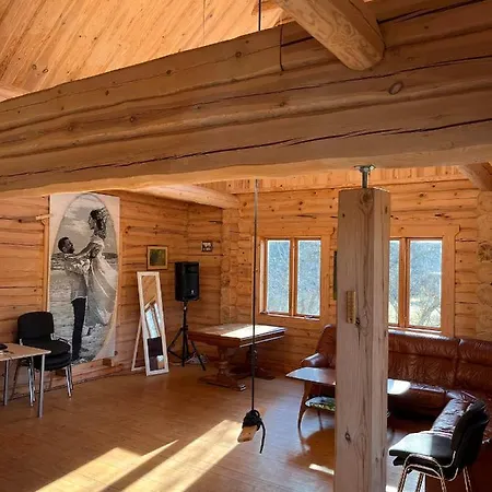 Quiet Log House Getaway In Nature